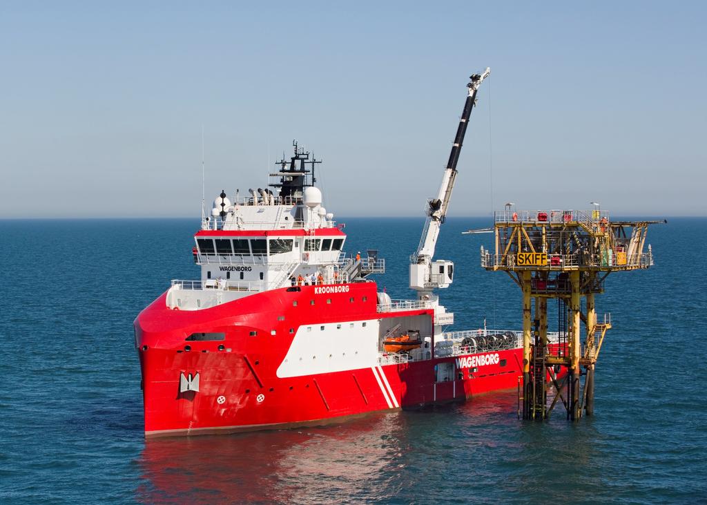 Figure 3: Kroonborg equipped with BM-T40 3.1 Servicing Shell/NAM platforms at the North Sea The Barge Master Crane, is installed on the famous first walk-to-work vessel the Kroonborg.