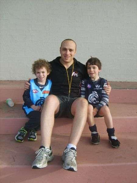 Auskick Co-Ordinator, Rob Greenberg with his sons Ethan (light blue jumper) & Sam (navy blue jumper).