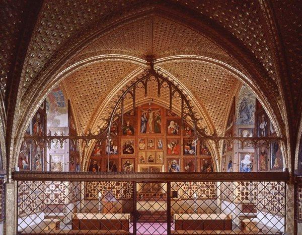 Inside the castle you will admire the Chapel of the Holy Cross decorated with the pictures of Master Theodoric, considered the