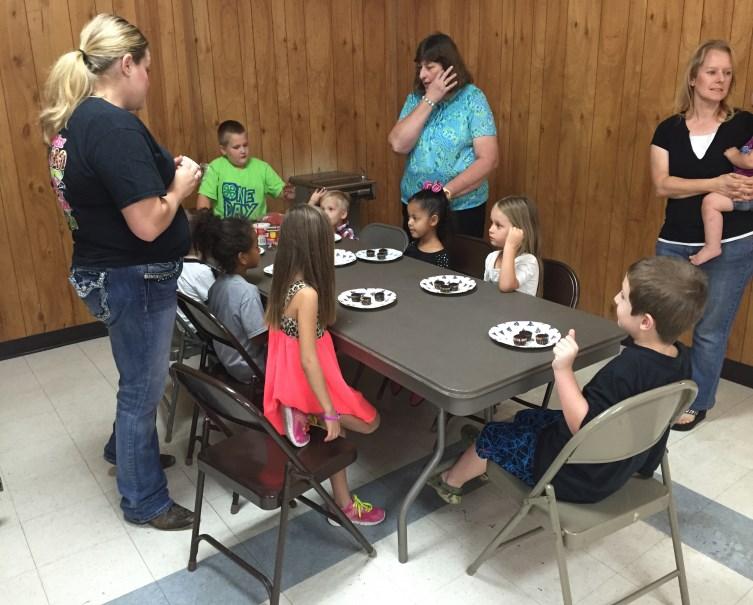 4-H Club had a cake decorating clinic at their
