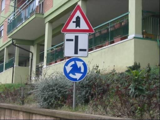 Figure 16 Too many signs together create confusion: low level problem.