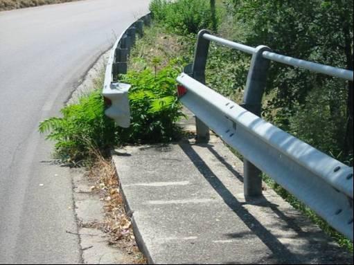 Figure 60 Roadside barrier not connected to bridge barrier: high level problem. Figure 61 Roadside barriers not connected: high level problem.