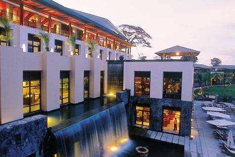 Accommodation Club Med BintanIsland has 295 rooms divided between small 4-storey buildings.