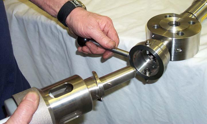 Offer the syringe unit carefully up into the sampling connection in the sampling device. With your free hand rotate the operating lever mounted on the valve connection clock wise by 90 degrees.