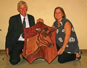 I n R e c o g n i t i o n o f Tony Schwikkard By Lyn Blomeyer Tony and Cindy receiving the Model Jersey Herd 2007 Award for Rosafield Jerseys In March 2014 a chapter closed in Kwa-Zulu Natal Jerseys