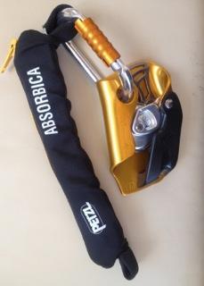 Petzl ASAP - EN 12841A A coonly used device, differs fro all others tested, it has teeth that lock it on the rope.