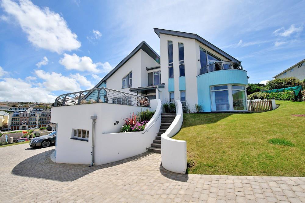 3 stands proudly above Porth beach with an impressive driveway and electrically operated gated entrance.