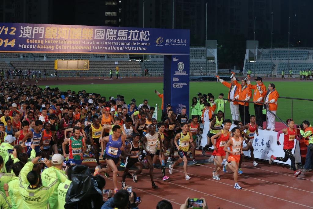 Photo Captions: P001: The 2014 Macau Galaxy Entertainment International Marathon was kicked off with horn blasts by Mr.