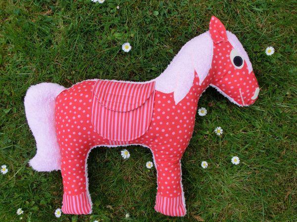 For a cuddly pony you will need: a fatquarter (50x70cm) terry cloth for the back, the mane and the tail a fatquarter (50x70cm) cotton fabric for the body half a fatquarter (50x35cm) cotton fabric for