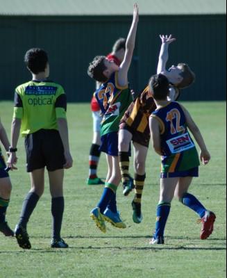 In the middle, Lochy and Brady were both involved early and Jayden seemed to move into the game as the quarter went on with a number of strong tackles to win possession.