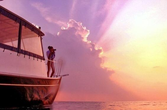 Sunset Cruise by Dhoni Sip champagne as you watch the sun setting over the Indian Ocean from the comfort of one of our dhonis, or from the pure luxury of our beautiful yacht.