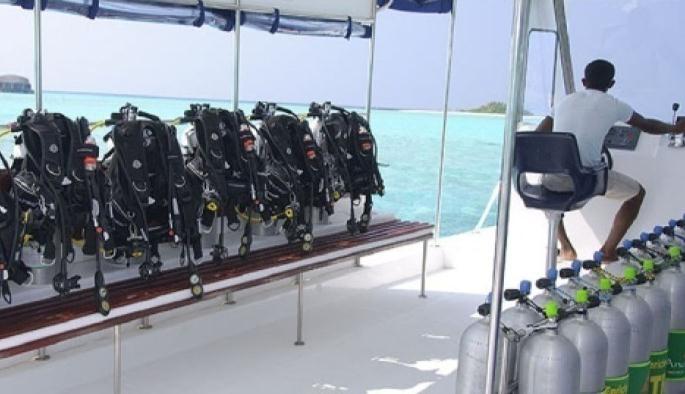 Dive Boats and Safety Customized fast fiber glass dive boats Sun deck for post-dive relaxing and sunning: AQUAFANATICS dive & revive service Toilet and shower