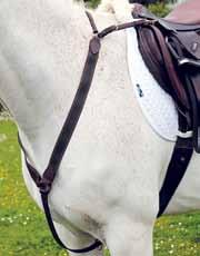 P Five Point Breastplate To ensure the saddle s stability, this breastplate attaches by the wither, by the girth and under