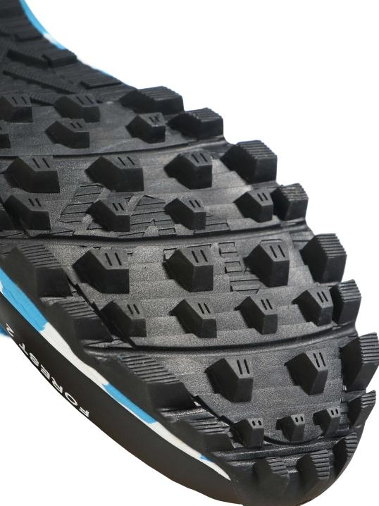 Butyl rubber outsole The sticky butyl rubber outsole is developed for real forest terrain to give the best possible grip. The outsole has 6,5-7,5mm rubber studs.