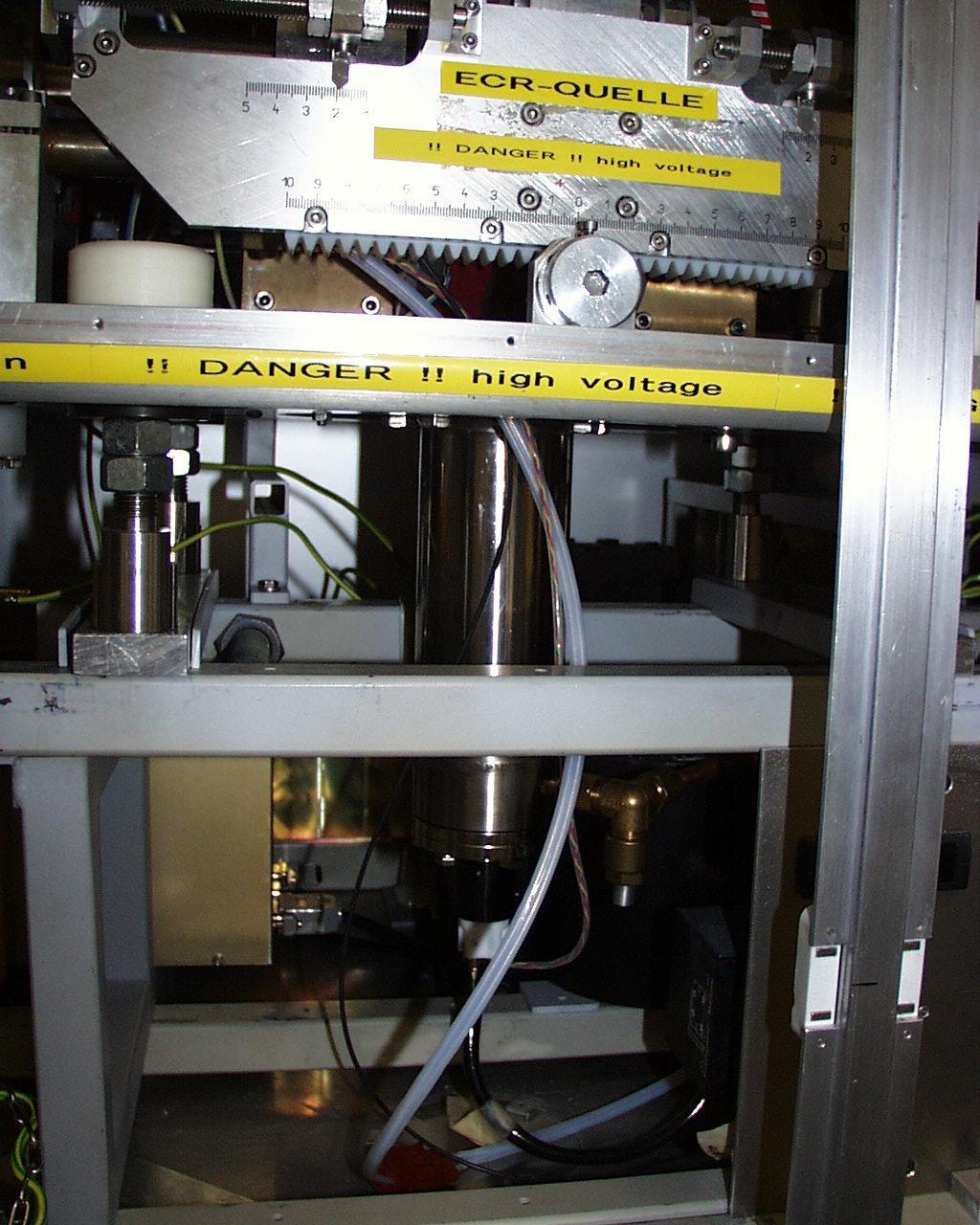 Figure 12: Right: Furnace position in MEFISTO, Left: Furnace for low temperature 15 Cooling shroud with liquid nitrogen 15.