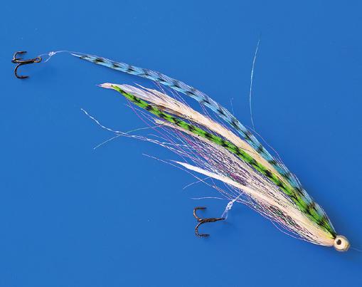 With the L-rig you can orientate the fly correctly in the water, without needing to add extra weight in the lower part, causing the fly to sink faster than desired. a) Traditional tube-fly mounting.