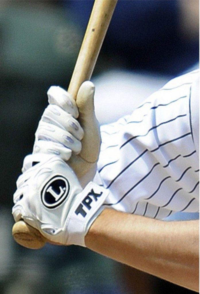 Fingers - In the proper set up position a hitters top knuckles should be relatively lined up. We check that the hitters knuckles are lined up by using the cue fingers. Have the hitter grip the bat.