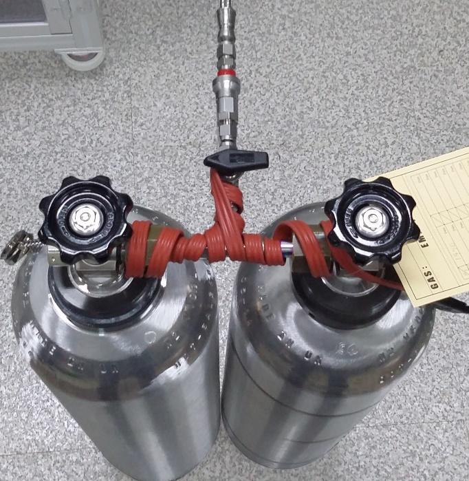 Cylinder-to-cylinder division v A PRM cylinder is connected to a new vacuumed cylinder with a T-shape SS tube The transfer tube o should be as short as possible to minimize additional adsorption loss