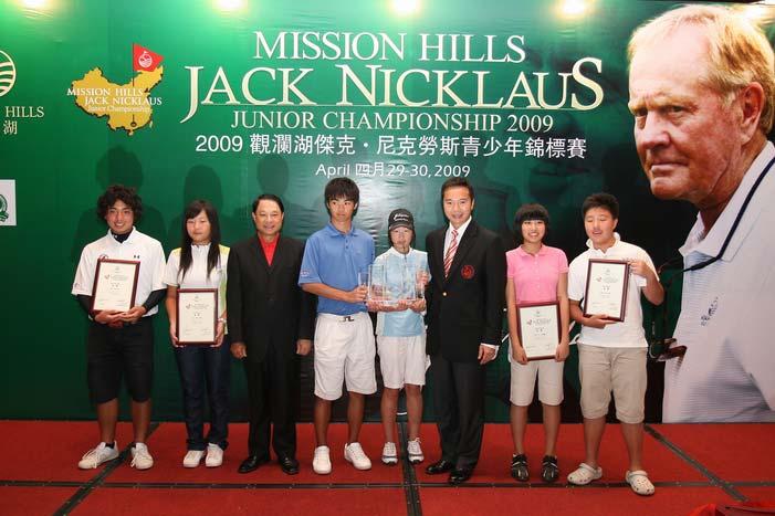 From Left : Mizuno, Shinichi (Winner of Boys U18), Peng Chieh (Winner of Girls U18), Mr.