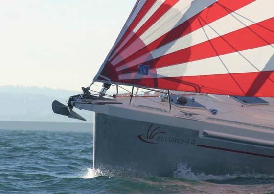 With the Code zero & Gennaker furler, no more knots with the Spinnaker around the forestay: in light wind the Code zero