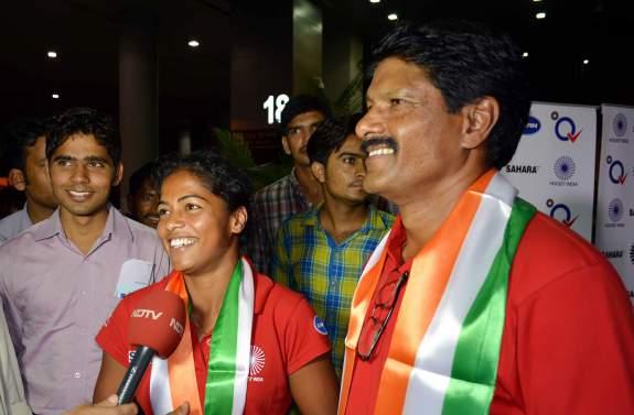 PAGE 13 The Indian Women Hockey Team Received Grand Welcome On Their Arrival At New Delhi After Finishing 5th In The FINTRO Hockey World League In Belgium The Indian women hockey team arrived at the
