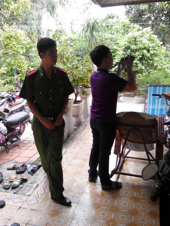 PS agent of Ward 4 and PS agent of Vinh Long City were filming and taking pictures of the independent
