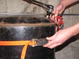 Do not over tighten strap, this may cause the tool to lose proper alignment with the bung cap and