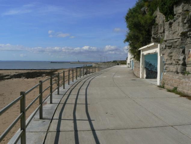 There are steps dow n at TR392657 to a wide promenade