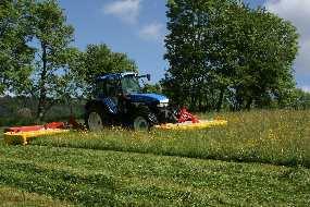 Discs rotating in combination Transport position A characteristic of the mower is its high transport position, which enables extreme manoeuvrability,