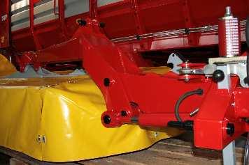 The main carrying construction of the machine assures high rigidity and optimal power transfer from the tractor to the cutter bar of the mower.