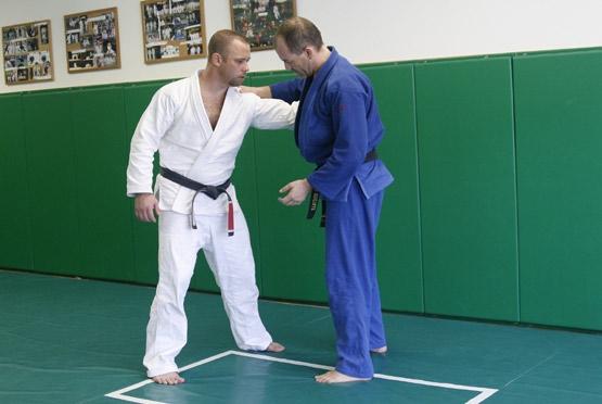 or elbow lock. Your opponent goes to the mat to avoid the armlock. Blue wraps around White s arm and grabs White s lapel.