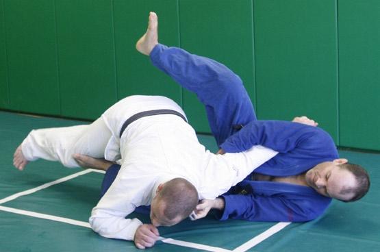 5/6 Favorite Techniques Omo Plata Takedown As Blue s foot is in place on White s thigh and he is dropping to the mat, he
