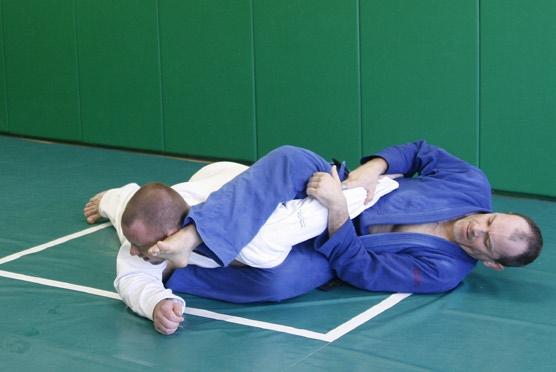 You can see from the wrinkles in the mat that he is pushing oﬀ with his
