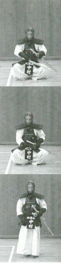 3) First, put the Shinai on right-hand away (transfer to left hand for Osame).