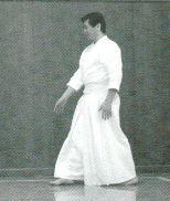 the lower body without restrictions which foot you move first. Let s review the old Japanese walking method used traditionally in performing arts such as Sumoh, Kabuki, Noh, etc.