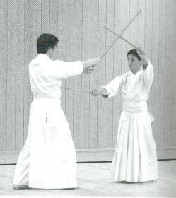 If you do not turn the blade and bring up straight for blocking, it may not only collide with Daitō by going wrong with the Hasuji, but also it becomes two motions and kills the function of Shōtō.