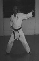 Pivot the left heel to change the direction of the body and step forwards into front stance and make oizuki.