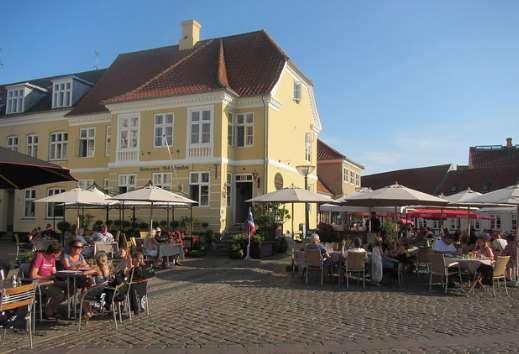 You can also pass great woods, shelters and the castle of Holstenshuus. Cycle on to Falsted, where you can find one of the best restaurants in Denmark, and carry on back to Faaborg.