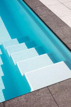 The step-end is integrated in the corner; therefore the complete pool length can be used for