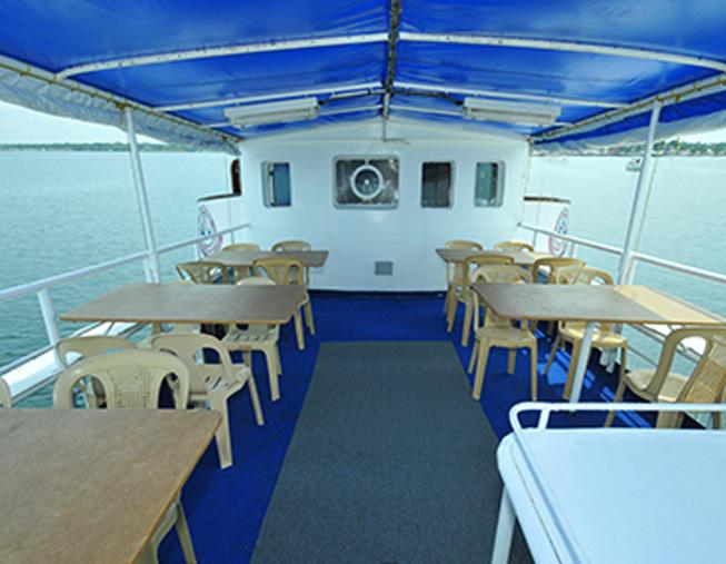 Six cabins are equipped with one double bed and one bunk bed, the others cabins