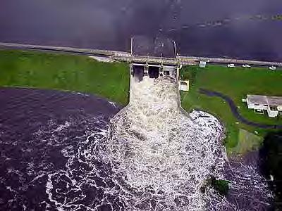 Examples of Spillway Gate Failures Operational Failures: Manatee Dam, Florida Spillway Gate jammed in half-open position