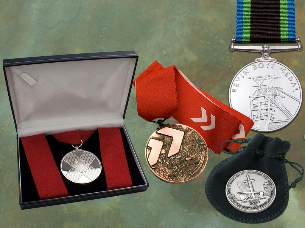 Stage 6 medal presentation Medals can be worn military style by pinning the medal to the chest, worn around the neck using a length of ribbon or presented in a special pouch, case or glazed frame.