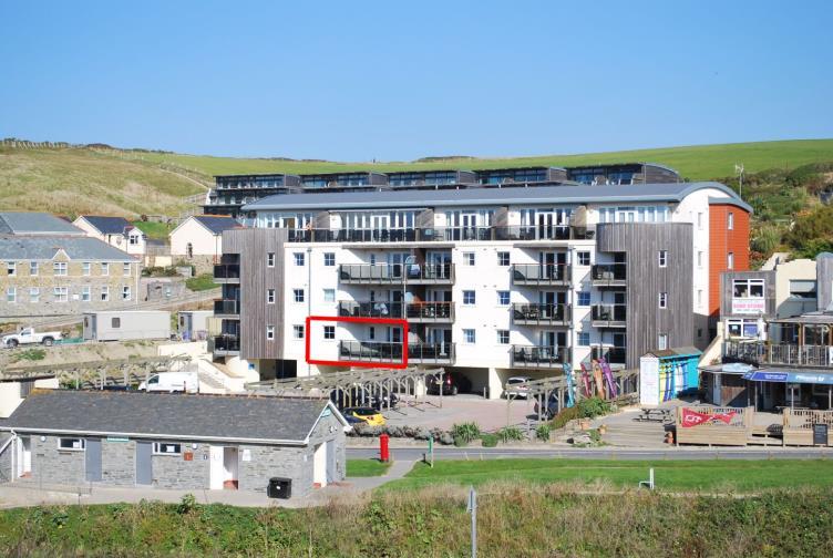 3 LOCATION Apartment 2, Waves is located in an enviable position within Watergate Bay. Watergate Bay is famed for its spectacular beach, Jamie Oliver s Fifteen restaurant and the Extreme Academy.