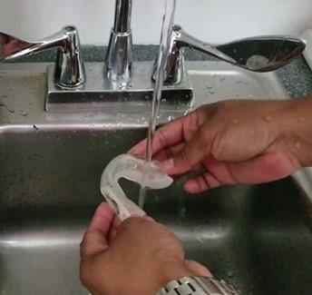 Place the lower splint under cold tap water to harden and tighten it; The lower usually needs tighten- ing. (fig.