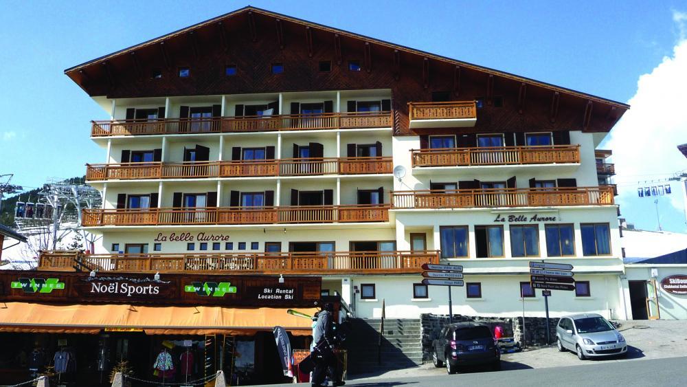 T he ClubHotel Belle Aurore is located in the heart of Alpe d Huez, just 200m from the resort centre and opposite the main bucket lift.