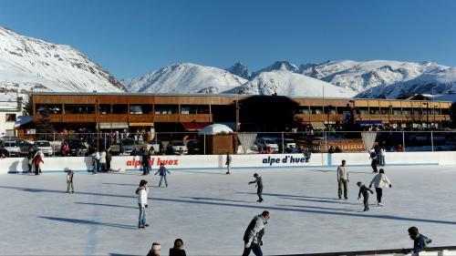 On The Piste Off the Piste With 7 different ski areas to choose from, the resort of Alpe d Huez is one of the top locations for school ski groups.
