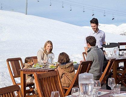 100 seats inside / The buffet restaurant at L'Alpe d'huez La Sarenne is the perfect family venue for breakfast, lunch and dinner, indoors or on the terrace.