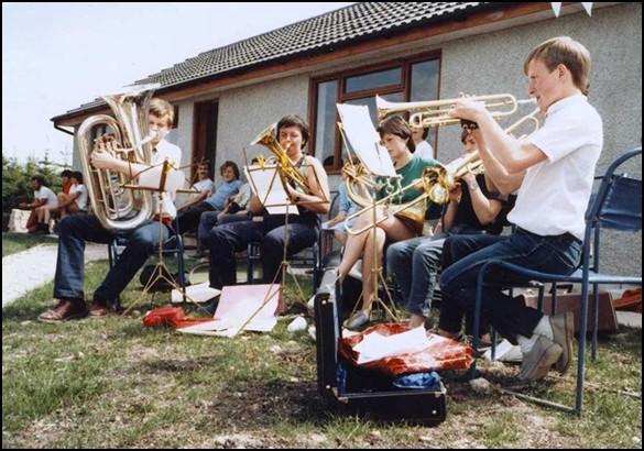 on 7th July 1984 when alongside the school band (photo below), Squadron Leader Ray Thilthorpe from RAF Valley and the Red A r r o w s a r r i v e d b