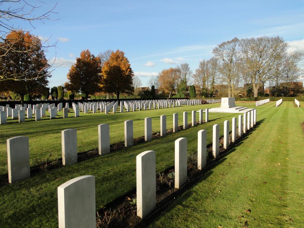 Cambridge City Cemetery, Cambridge, Cambridgeshire, England Cambridge City Cemetery, Cambridge (known locally as Newmarket Road Cemetery) contains 1,019 Commonwealth War Graves 186 from World War 1 &
