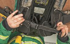 Harness & Cylinder Attachment 6 6 7 A pair of adjustable (pull-down) shoulder straps locates into the